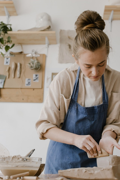 photo-of-female-potter-wearing-best-pottery-apron